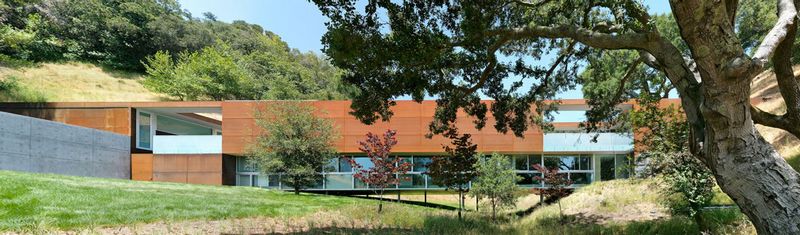 hid_haz_a_dombok_kozott_bridge_house_stanley_saitowitz_natoma_architects_05.jpg