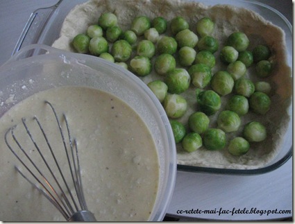 Quiche cu varză de Bruxelles - asezam varza in tava si turnam cmpozitia Quiche cu varză de Bruxelles - asezam varza in tava si turnam cmpozitia