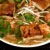 Zupa tom yum z chrupiącym omletem i kwiatami sesbanii