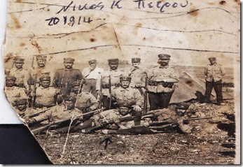 Α' Παγκ.πόλεμος 1914 , δεύτερος  από  δεξιά  ξαπλωμένος Ν.Κ.Πέτρου - τάλτας και πίσω  όρθιος  ο Σπ.Πανάγος