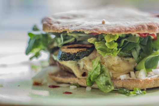 Improviseret burger med grillet squash, ærteskud og halveret pitabrød - Mikkel Bækgaards Madblog