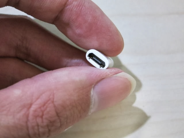 MicroUSBをLightningケーブルへ変換する