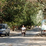 Hami - Route et motard près champs de melon