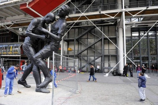 3- Cabeçada de Zidane em Materazzi vira estátua 3- Cabeçada de Zidane em Materazzi vira estátua