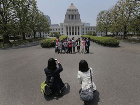 Turistas em frente ao Parlamento, em Tóquio (Foto: Itsuo Inouye/AP Photo)