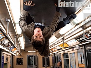 [Amazing-Spider-Man-Andrew-Garfield-Wall-Crawling-on-Train-400x300%255B2%255D.jpg]