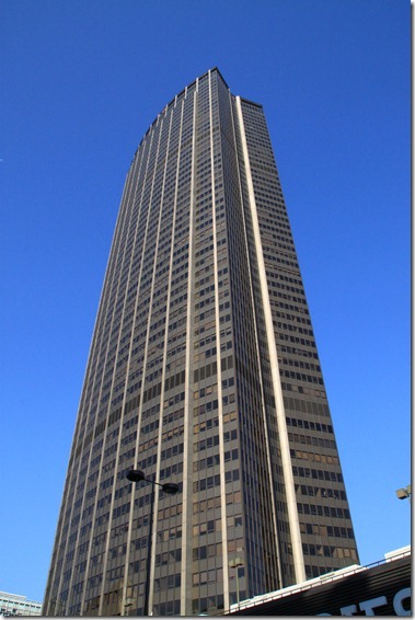 泊まったホテルの近くにあったトゥール・モンパルナス（モンパルナス・タワー）フランスで一番高い超高層ビルで、高さ210ｍ