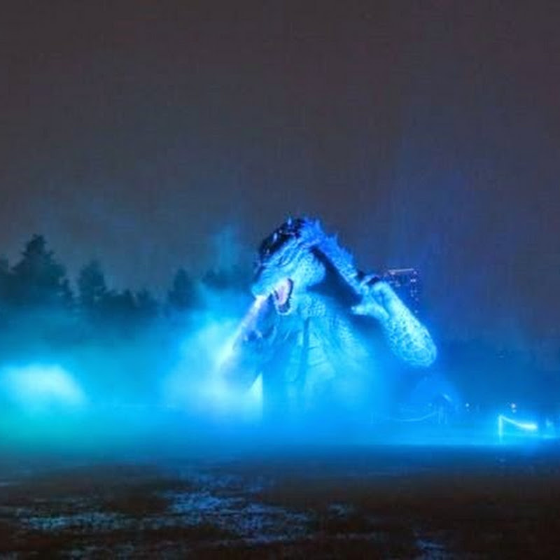 Tokios riesige Godzilla-Statue sieht im Regen einfach fantastisch aus