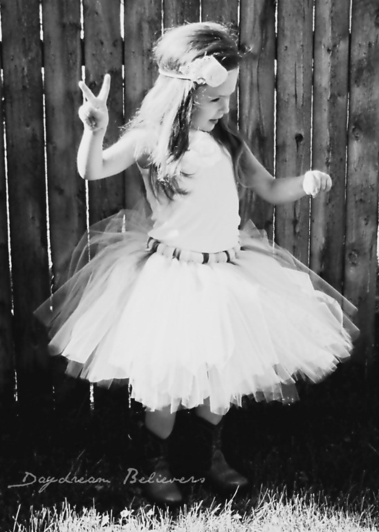 [bw%2520the%2520queen%2520bee%2520tutu%2520by%2520daydream%2520believers%255B5%255D.jpg]