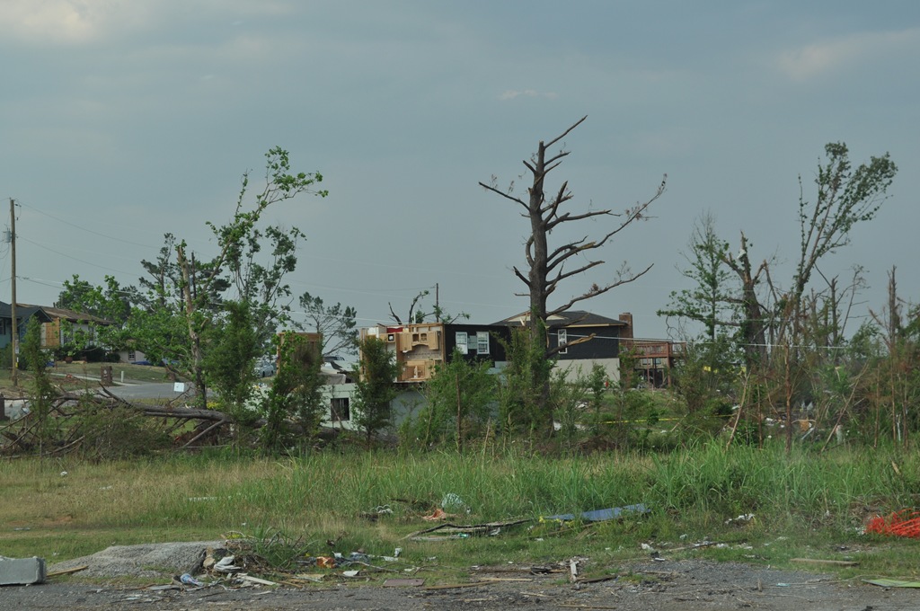 [06-08-11-tornado-damage-in-Birmingha%255B17%255D.jpg]