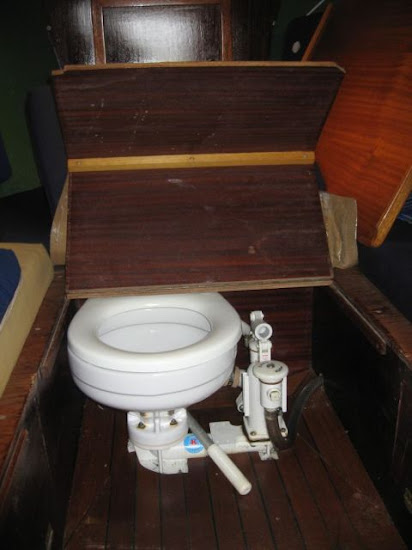 Toaletten är alla tjejers bästa pryl / alle Mädchen lieben die Toilette