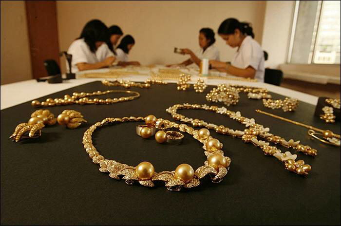 Image Dimension: 700x464 :: The making of Golden Pearl on the island of Palawan in southwestern Philippines The making of Golden Pearl on the island of Palawan in southwestern Philippines