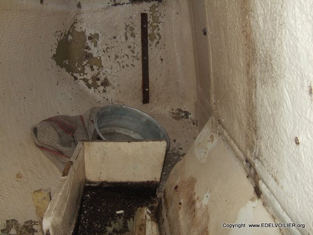 La barre au fond est un renfort de la chaise moteur (à enlever)