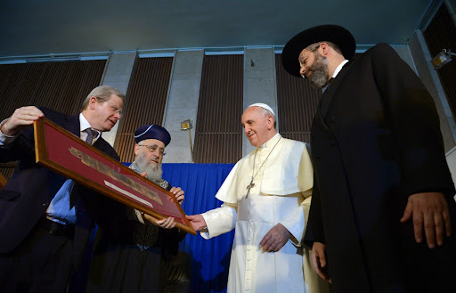 האפיפיור פרנציסקוס עם הרבנים הראשים בבית הכנסת הגדול בירושליםphoto by Haim Zach / GPO