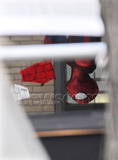 Mary Jane Meets Peter Parker in The Amazing Spider-Man 2 Set Footage 12