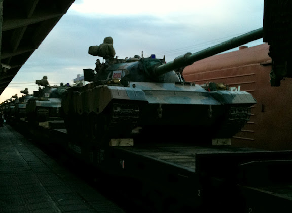 Hami - Tank à la sortie de la gare Hami - Tank à la sortie de la gare