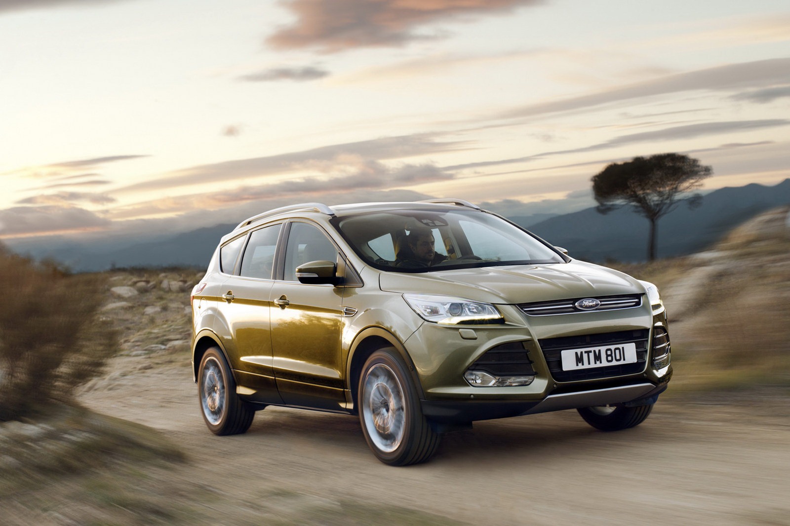 2012-Ford-Kuga-10[2].jpg