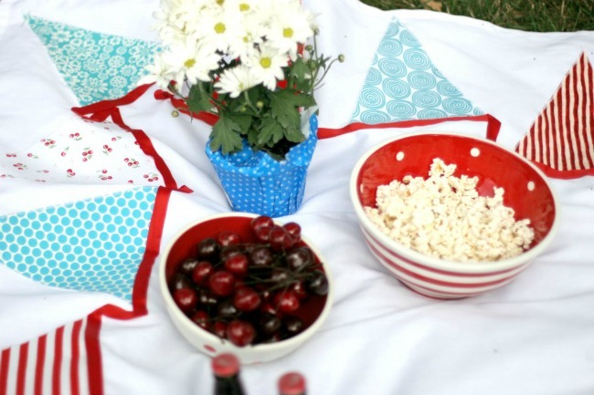 DIY Bunting Tablecloth Blanket DIY Bunting Tablecloth Blanket