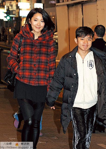 三人中，王祖藍最大方，同女友李亞男十指緊扣，十分甜蜜。