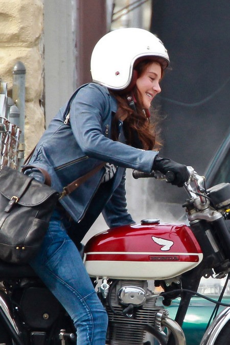 Mary Jane Meets Peter Parker in The Amazing Spider-Man 2 Set Footage 05
