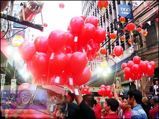 500 wishes tied on 500 red balloons