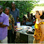Anne-Marie donne des livres, crayons, stylos à l'école du village de Wenpéa à Toussiana.