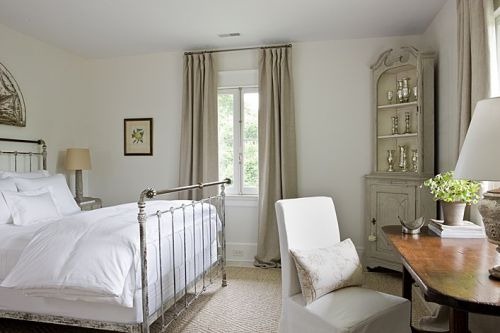 [loi-thai-white-and-light-gray-bedroo%255B1%255D.jpg]