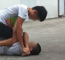 από http://static.stomp.com.sg/site/servlet/linkableblob/stomp/636062/data/fight1jpg1305784630018-data.jpg image