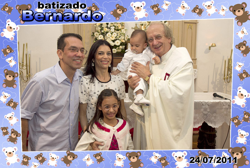 Fotos de Batizado Bernardo - 24.07.11. Foto numero 01 da Social Click Fotografia Digital, do Rio de Janeiro, RJ, que faz fotos divertidas, fotos malucas, fotos com fantasias, fotos na hora, fotografia maluca, fotografia divertida com molduras personalizadas. fotos divertidas malucas foto maluca animadas animado rj rio de janeiro divertida fantasia animada casamento imagem site com eventos fotografo