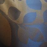 Ekskluzywna tkanina typu "tafta". Motyw roślinny - liście. Na zasłony, poduszki, narzuty, dekoracje. Szeroka. Niebieska, złota.