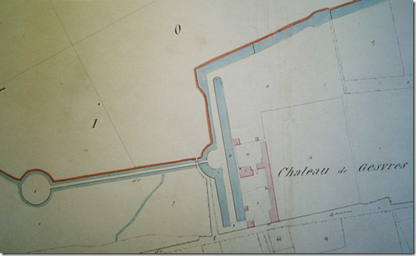 Le château de Gesvres sur le cadastre de 1839: en rose les bâtiments en bleu les canaux, douves et ruisseau Le château de Gesvres sur le cadastre de 1839: en rose les bâtiments en bleu les canaux, douves et ruisseau