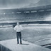 Bassalo visitando o Estádio do Maracanã (Rio de Janeiro), no dia 13 de janeiro de 1958.