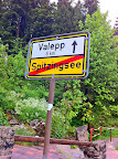 Das Ortsausgangsschild deutet an, wo es langgeht. Das ist der erste Kilometer der Laufstrecke.