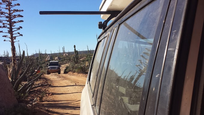 Jeff's Rubicon follows us through the Baja desert 20131229_090739.jpg