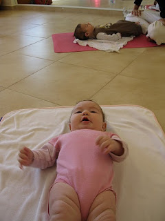  יוגה לאמהות ותינוקות