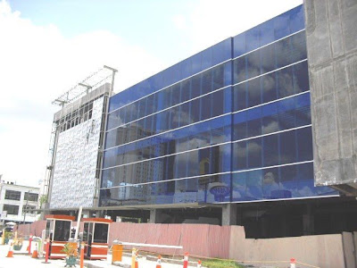 Pemasangan Kaca di Entrance Building, hampir selesai