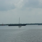 Wir lassen die Sunrise vor Anker in Kumai, mit Security-Guy an Bord