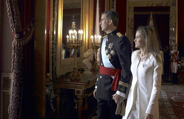 LOS REYES SALUDAN AL PUEBLO ESPAÑOL DESDE EL PALACIO REAL LOS REYES SALUDAN AL PUEBLO ESPAÑOL DESDE EL PALACIO REAL