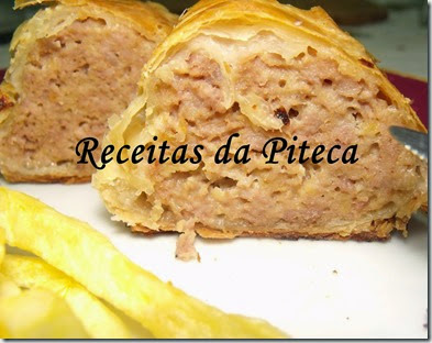Folhado de carne picada- empratado perto Folhado de carne picada- empratado perto