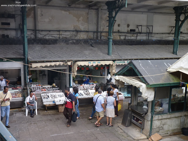 puestos-de-pescado-mercado-de-bolhao-en-oporto.JPG