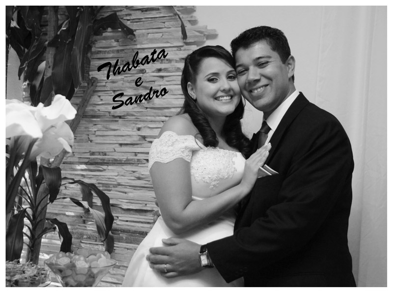 Fotos de Thabata e Sandro - Album de assinatura ao vivo - 03.09.11. Foto numero 01 da Social Click Fotografia Digital, do Rio de Janeiro, RJ, que faz fotos divertidas, fotos malucas, fotos com fantasias, fotos na hora, fotografia maluca, fotografia divertida com molduras personalizadas. foto maluca brinde victor miguel camarim movel album de assinatura ao vivo club loung divertida fotos divertidas malucas animadas animado casamento festa fotografia fantasia familia animada www com br