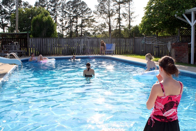 [Bible%2520Study%2520Pool%2520Party%25202011%2520067%255B4%255D.jpg]