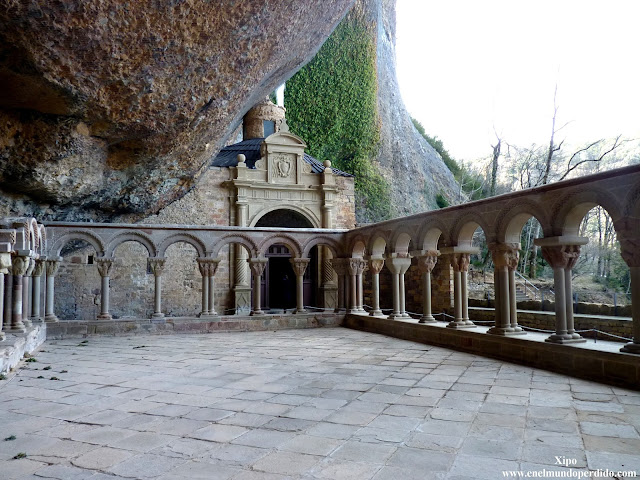 claustro-monasterio-san-juan-de-la-peña.JPG