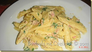 Penne ao creme de bacon e parmesão Penne ao creme de bacon e parmesão