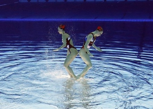 [synchronized-swimmers-underwater-11%255B2%255D.jpg]