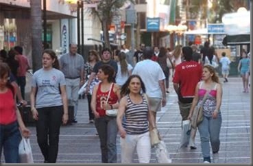 GENTE CAMINANDO