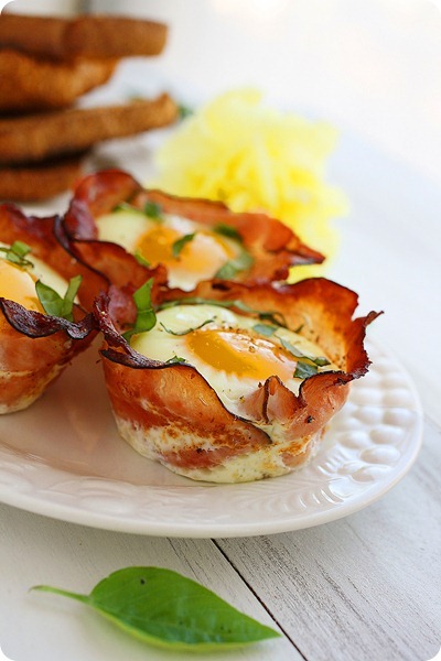Crisp Ham and Egg Cups – Baked eggs nestled in crisp ham cups for an easy weekend breakfast or brunch! | thecomfortofcooking.com