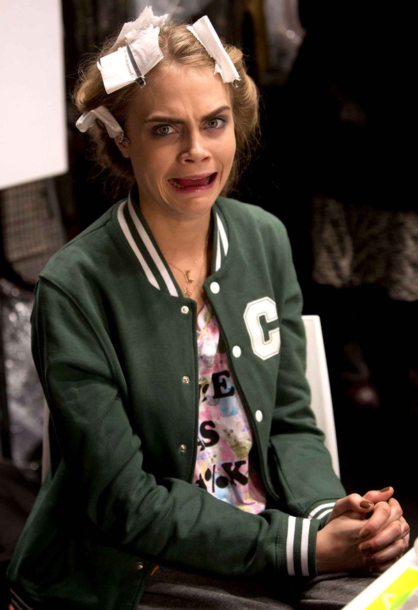http://lh3.ggpht.com/-A9JdnmubZrk/US4cgBgoXdI/AAAAAAAAKb8/blsmk_TJpbM/s0/british-model-cara-delevingne-pulls-0a25-diaporama.jpg