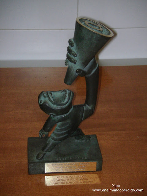 Enekito-el-trofeo-de-los-premios-20blogs.JPG