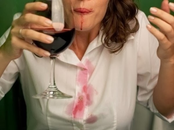 Vinho branco neutraliza as manchas de vinho tinto. mancha vinho tinto branco tirar